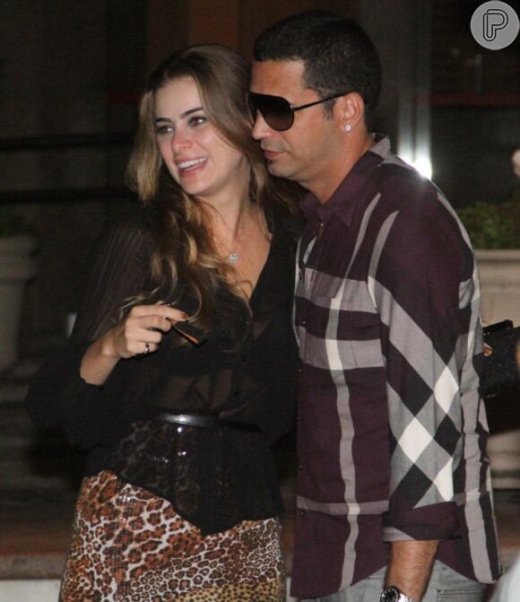 Latino vai a restaurante com a noiva, Rayanne Morais, e bebe um pouco além da conta, em 20 de fevereiro de 2013