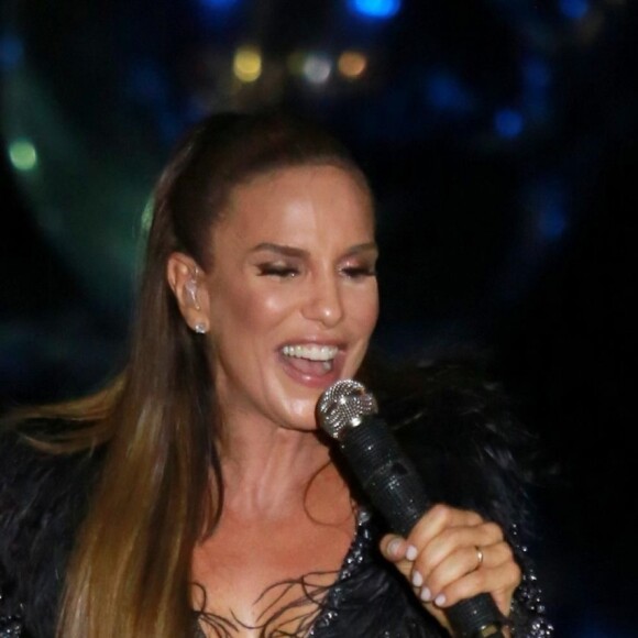 Ivete Sangalo apostou em look total black de brilhantes para show