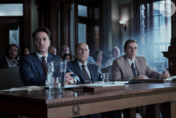 Robert Downey Jr. interpreta um advogado canalha de Chicago que precisa voltar à casa onde nasceu após a morte de sua mãe e lidar com o pai durão, um juiz respeitado (Robert Duvall)