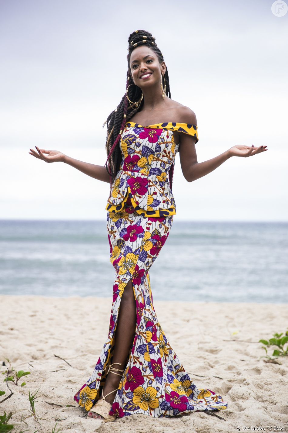 vestido floral com fundo branco