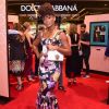 A atriz Érika Januza brilhou com vestido Dolce e Gabbana midi e floral em evento da marca