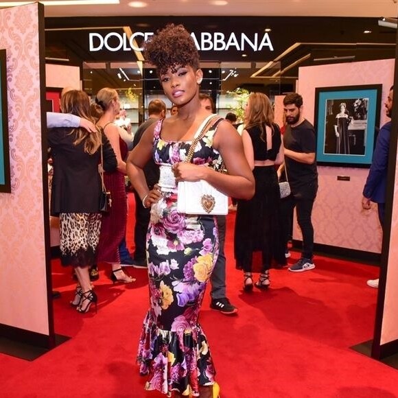 A atriz Érika Januza brilhou com vestido Dolce e Gabbana midi e floral em evento da marca