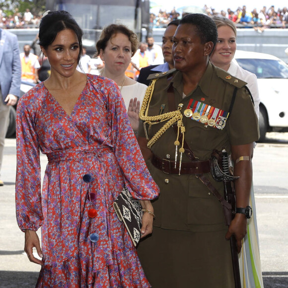 Meghan Markle também é adepta do vestido floral: neste usado por ela em viagem, pompons e camadas da saia se destacam