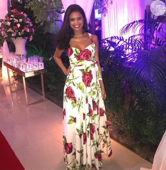 A atriz Aline Dias usou vestido floral com rosas
