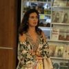 A apresentadora Fátima Bernardes usou um vestido floral com mix de estampas para passeio no shopping