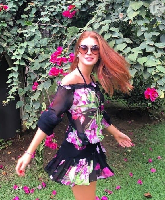 A atriz Marina Ruy Barbosa aposta em vestidos florais também para seu cotidiano