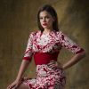 A atriz Bruna Marquezine escolheu um vestido com estampa floral branca em fundo vermelho