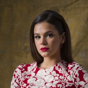 A atriz Bruna Marquezine escolheu um vestido com estampa floral branca em fundo vermelho