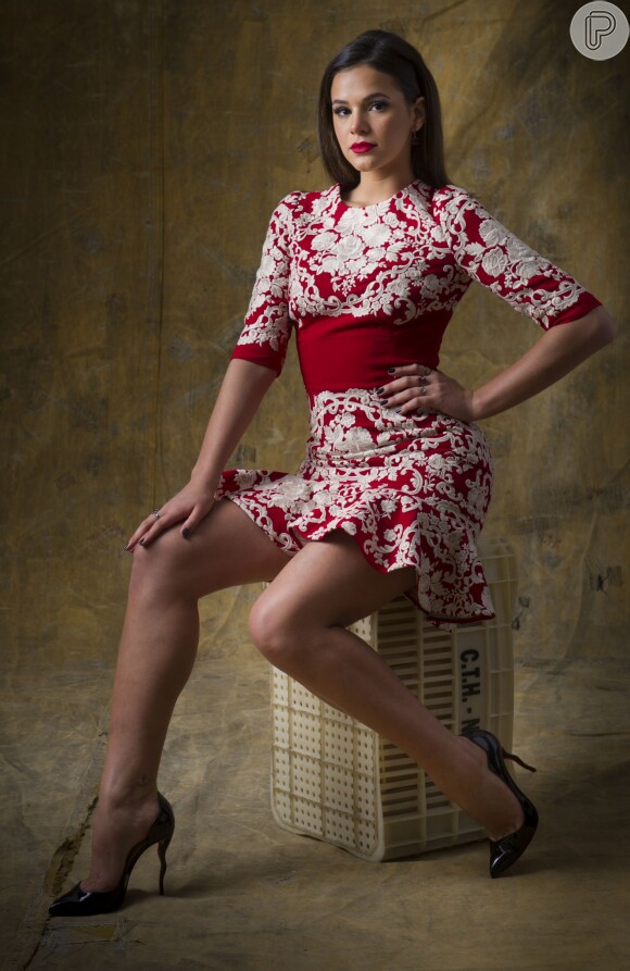 A atriz Bruna Marquezine escolheu um vestido com estampa floral branca em fundo vermelho