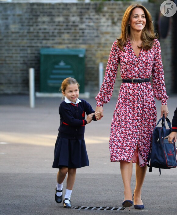 Kate Middleton usou vestido floral para levar a filha, Charlotte, em seu primeiro dia de escola