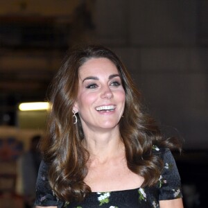 Kate Middleton usou vestido delicado com fundo preto e estampa floral em evento de gala