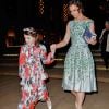 Katie Holmes e a filha, Suri, usaram vestidos florais em tons parecidos em evento internacional