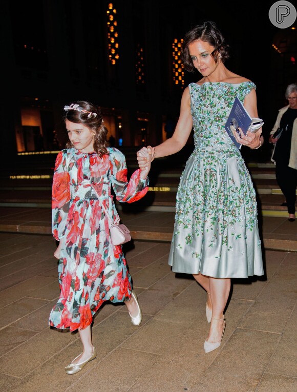 Katie Holmes e a filha, Suri, usaram vestidos florais em tons parecidos em evento internacional