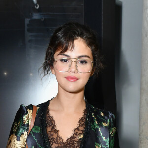 A atriz Selena Gomez apostou em um vestido floral discreto com detalhes em renda