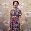 A atriz Leticia Persiles escolheu um vestido floral midi bem colorido para lançar a novela 'Orgulho e Paixão'