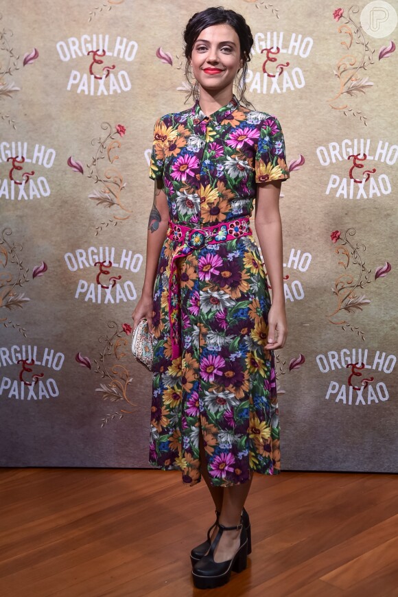 A atriz Leticia Persiles escolheu um vestido floral midi bem colorido para lançar a novela 'Orgulho e Paixão'