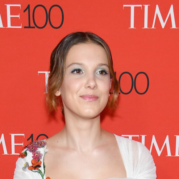 A atriz Millie Bobby Brown apostou em um vestido com detalhes floral bem princesa para prêmio internacional