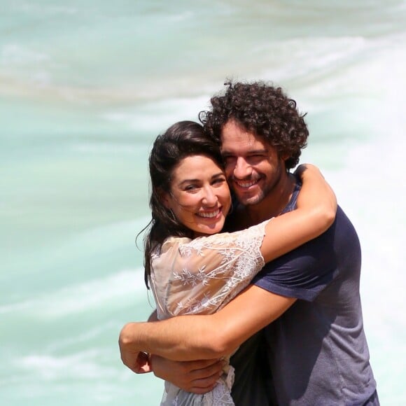 Giselle Itié e Guilherme Winter usaram a mesma foto para contar que estão esperando o primeiro filho