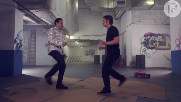 Brad Pitt e Jimmy Fallon mostram habilidade na dança