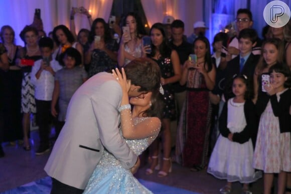 Gabriella Saraivah e Xande Valois se beijaram durante a valsa na festa de 15 anos da atriz