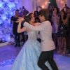 Gabriella Saraivah e Xande Valois atraíram os flashs ao dançarem valsa juntos