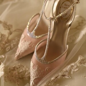 Os sapatos René Caovilla foram feitos com a renda do próprio vestido de Thássia Naves