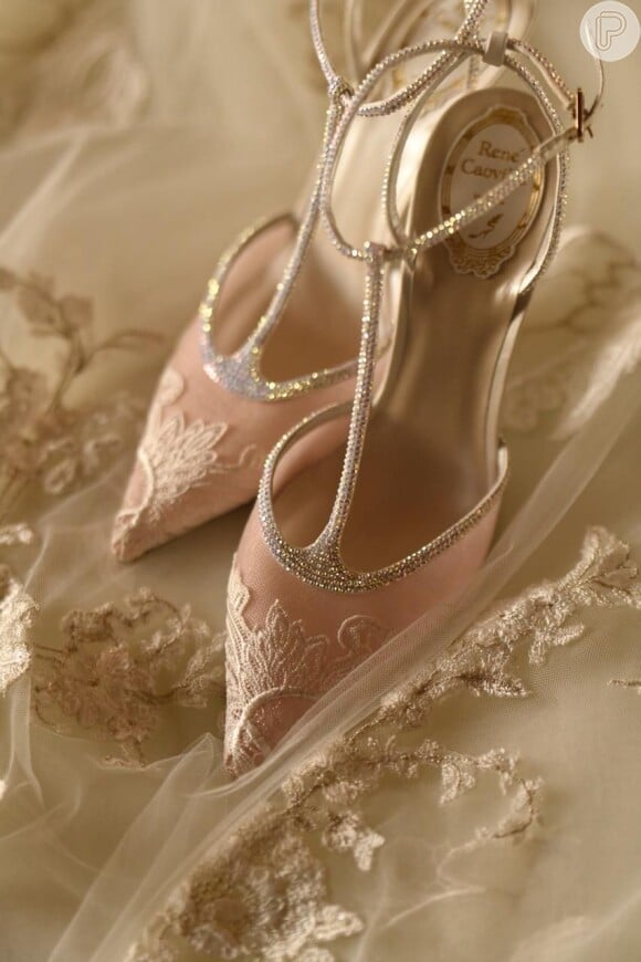 Os sapatos René Caovilla foram feitos com a renda do próprio vestido de Thássia Naves