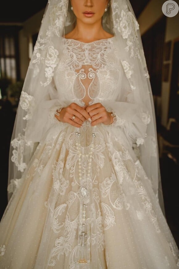 Thássia Naves escolheu um vestido de noiva bem romântico para a ocasião