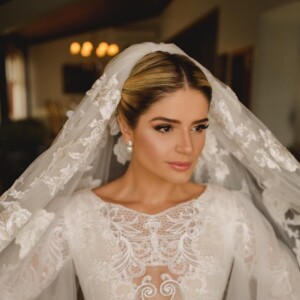 O vestido de noiva de Thássia Naves foi confeccionado pelo estilista Sandro Barros com tule point d'sprit, tule ilusione italiano e tule inglês bordado