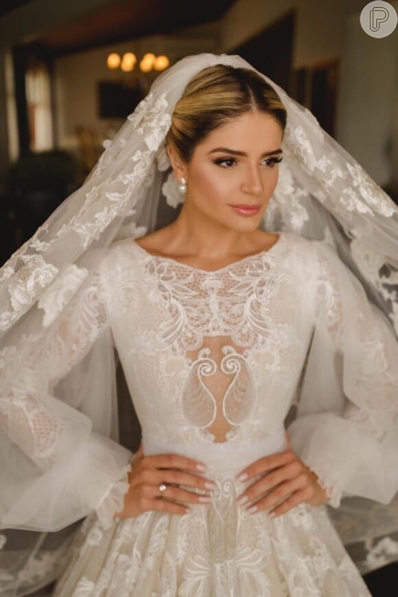 O vestido de noiva de Thássia Naves foi confeccionado pelo estilista Sandro Barros com tule point d'sprit, tule ilusione italiano e tule inglês bordado