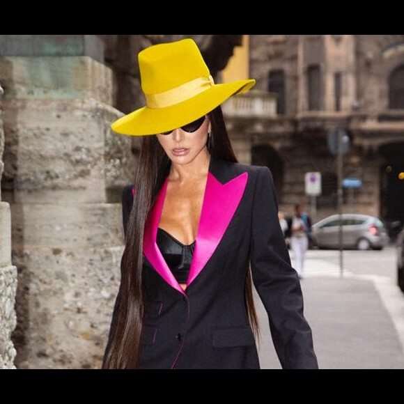 Sabrina Sato dá toque descontraído a look com chapéu amarelo em Milão neste domingo, dia 22 de setembro de 2019