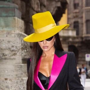 Sabrina Sato escolheu um look cheio de estilo para o segundo dia de desfiles em Milão