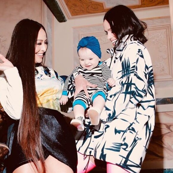 Bruna Marquezine tieta Zoe, filha de Sabrina Sato, momentos antes da festa de Ronaldo Nazário