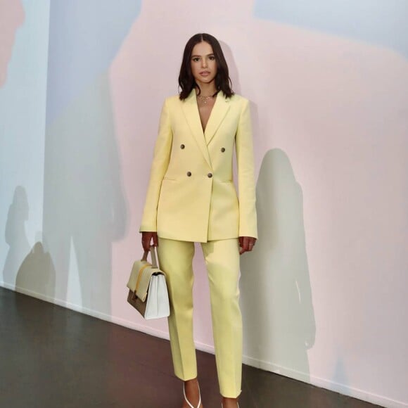 Bruna Marquezine já conferiu, com look total amarelo, desfile da grife Boss