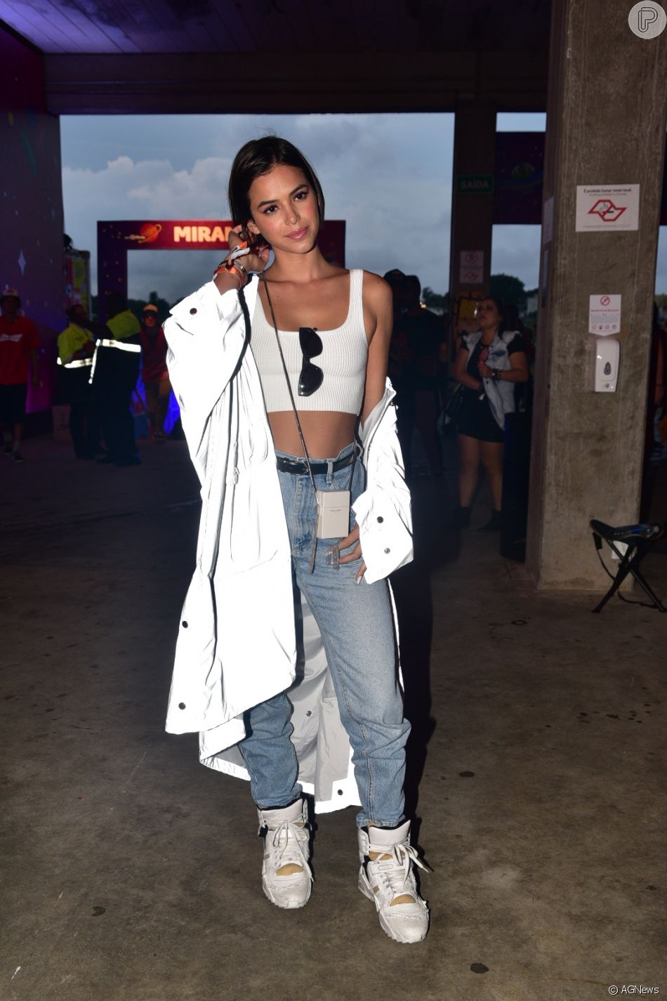 Calça jeans: combine cintura altura com top cropped para um visual descontraído no Rock in Rio