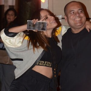Anitta é abordada por fã e distribui selfies em porta de restaurante