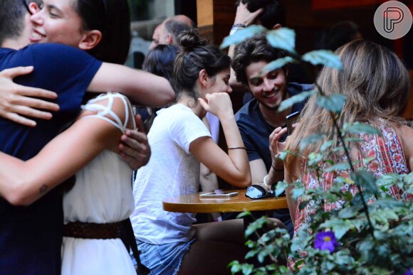 Chay Suede e Laura Neiva foram flagrados juntos em um bar de São Paulo no último sábado, 11 de outubro de 2014