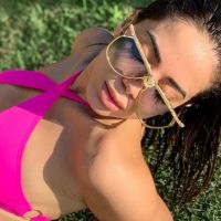 Anitta posa de maiô engana mamãe neon e exibe marquinha de biquíni em fotos