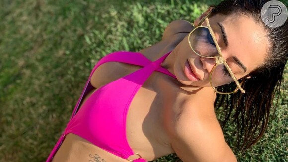 Anitta atraiu a atenção de seus fãs ao posar de maiô engana mamãe neste sábado, 28 de setembro de 2019