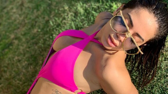 Anitta posa de maiô engana mamãe neon e exibe marquinha de biquíni em fotos