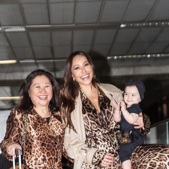 Sabrina Sato combina look com a mãe, Kika, ao embarcar com Zoe