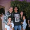 Márcio Garcia posa com os três filhos, Pedro, Nina e Felipe, no Rock in Rio