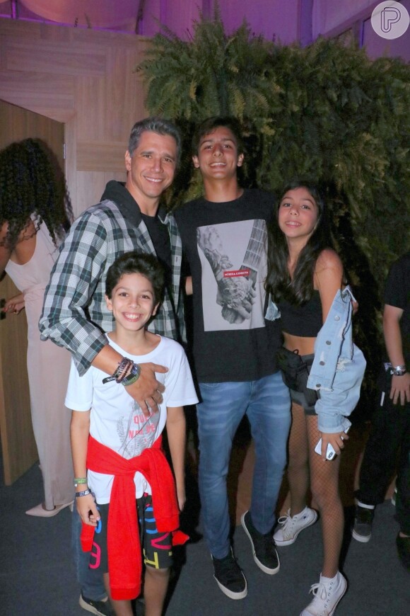 Márcio Garcia posa com os três filhos, Pedro, Nina e Felipe, no Rock in Rio
