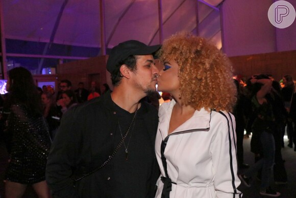 Juntos há 12 anos, Lucy Ramos e Thiago Luciano trocam beijos no Rock in Rio