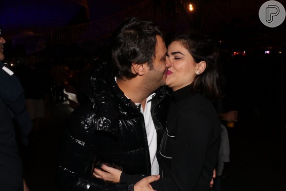 Vanessa Giácomo beija e se diverte com o marido, Giuseppe Dioguardi, no Rock in Rio