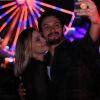 Romulo Estrela faz selfie em clima de romance com a mulher, Nilma Quariguasi, no Rock in Rio