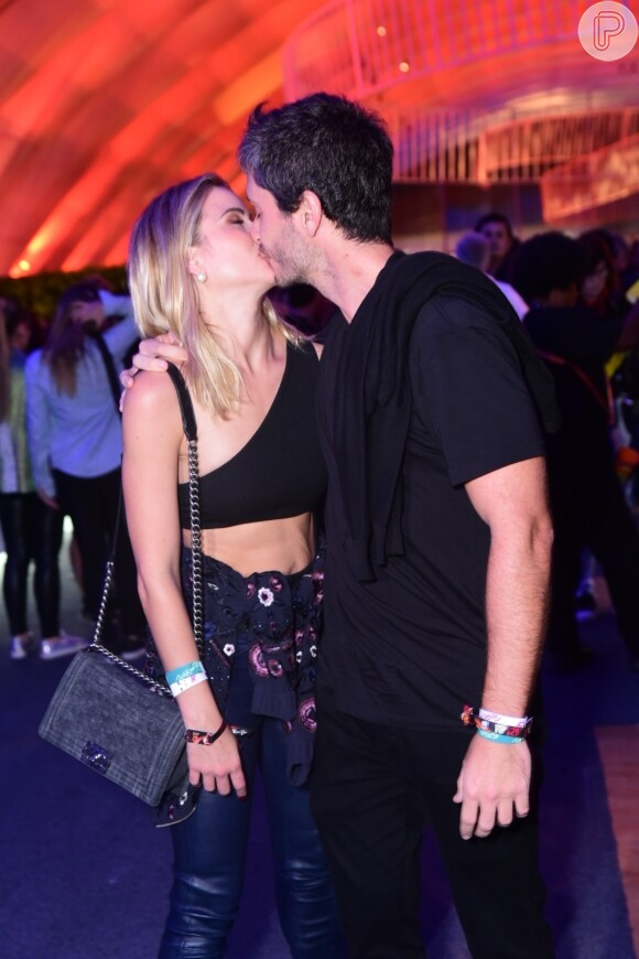 Luisa Valdatero ganha beijo do novo namorado, Felipe Abad
