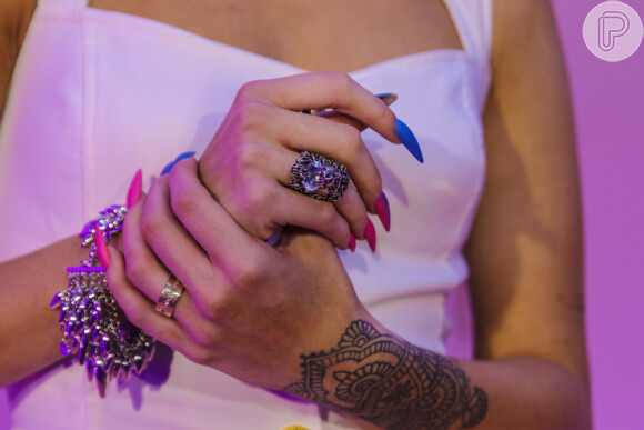 Look de Luísa Sonza: cantora exibiu anel de noivado de R$ 2 mil em evento