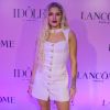 Look de Luísa Sonza: cantora exibiu vestido branco abotoado em evento de beleza
