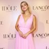 Giovanna Lancellotti elegeu um look monocromático: vestido rosa e sandálias na mesma cor foram a aposta da atriz